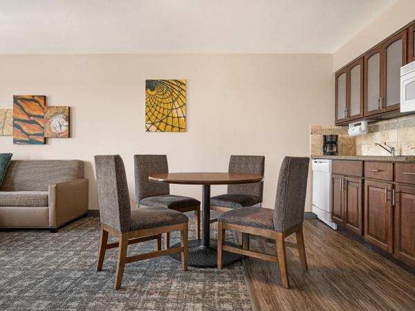 Staybridge Suites Oklahoma City-Quail Springs, an IHG Hotel : photo 9 de la chambre suite lit queen-size