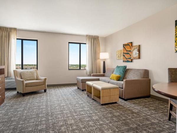 Staybridge Suites Oklahoma City-Quail Springs, an IHG Hotel : photo 8 de la chambre suite lit queen-size