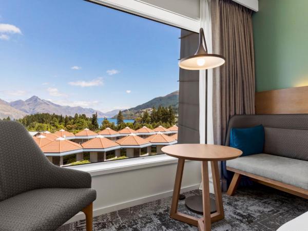 Holiday Inn Express & Suites Queenstown, an IHG Hotel : photo 8 de la chambre chambre lit queen-size standard - vue sur montagne