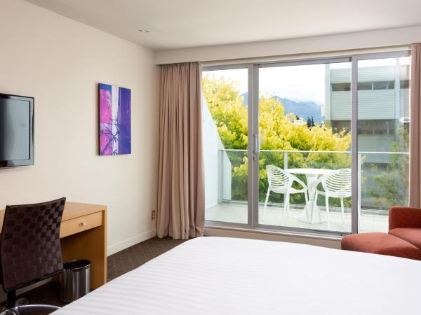 Crowne Plaza Queenstown, an IHG Hotel : photo 5 de la chambre chambre lit king-size standard avec balcon - vue sur montagne