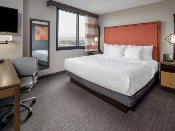 La Quinta by Wyndham LAX : photo 1 de la chambre suite lit king-size