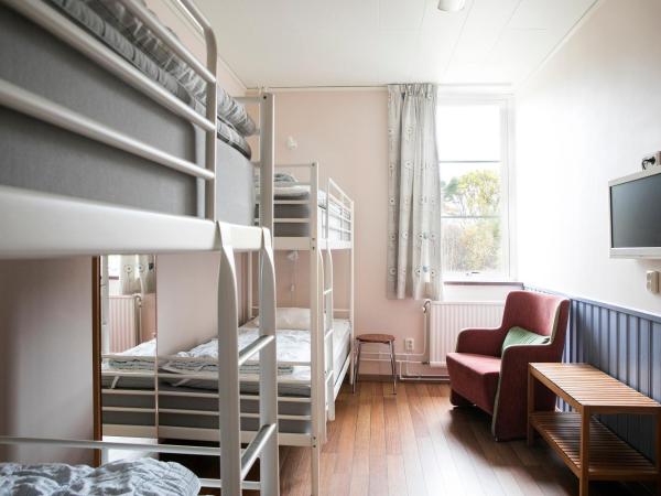 Kvibergs Vandrarhem - Hostel : photo 1 de la chambre chambre triple avec salle de bains commune