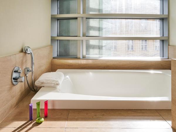 DO&CO Hotel Vienna : photo 1 de la chambre chambre double avec baignoire spa