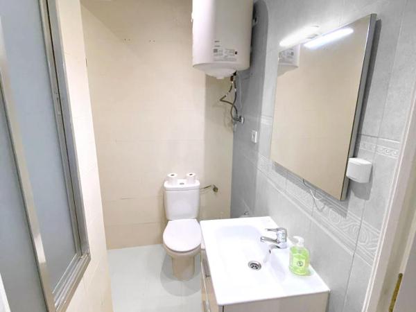 FUENCARRAL CENTRO Chamberi APARTAMENTS & Rooms : photo 9 de la chambre chambre double avec salle de bains commune
