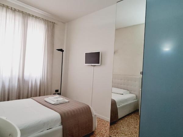 Locazione Turistica Gioia : photo 7 de la chambre chambre simple avec salle de bains commune