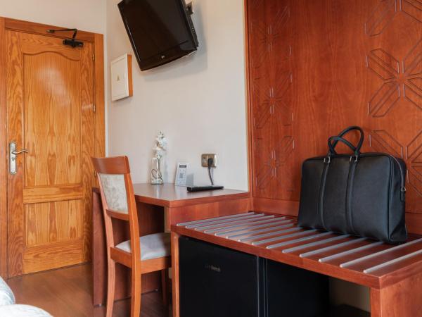 Hotel Alameda Málaga : photo 7 de la chambre chambre lits jumeaux avec lit d’appoint - 301