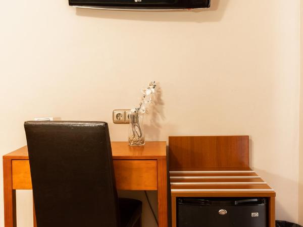 Hotel Alameda Málaga : photo 9 de la chambre chambre double avec lit d'appoint