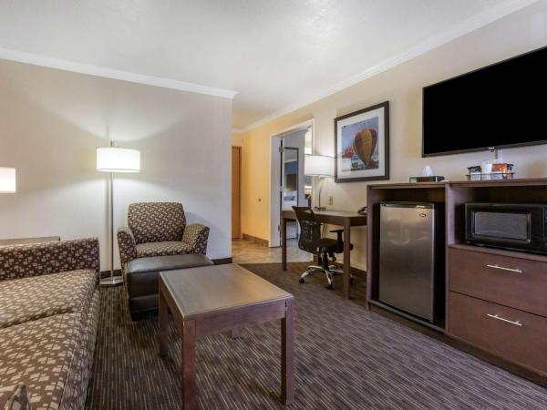 Best Western Airport Albuquerque InnSuites Hotel & Suites : photo 2 de la chambre suite 1 chambre lit king-size avec baignoire spa - non-fumeurs