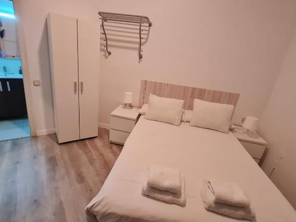 Hostal Eixample : photo 10 de la chambre chambre double Économique/basique intérieure avec salle de bains privative