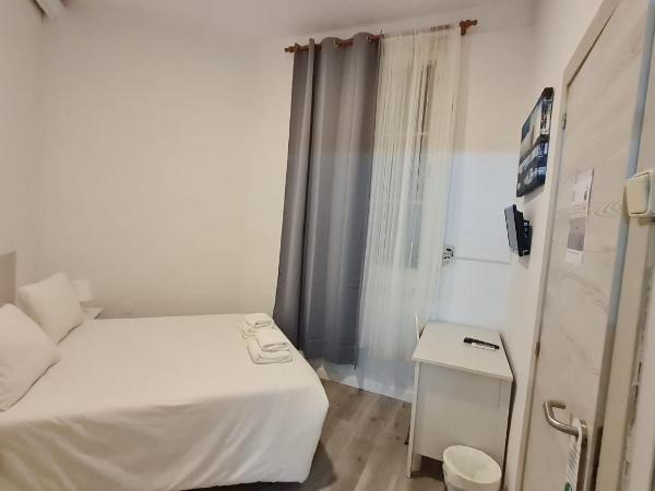 Hostal Eixample : photo 3 de la chambre chambre double Économique/basique intérieure avec salle de bains privative