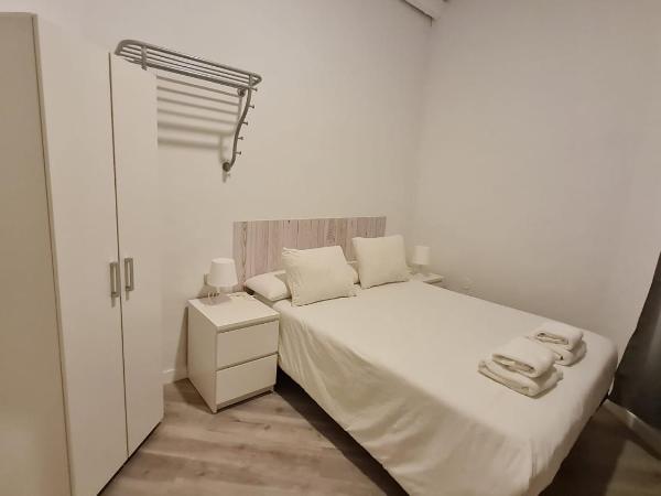 Hostal Eixample : photo 8 de la chambre chambre double Économique/basique intérieure avec salle de bains privative