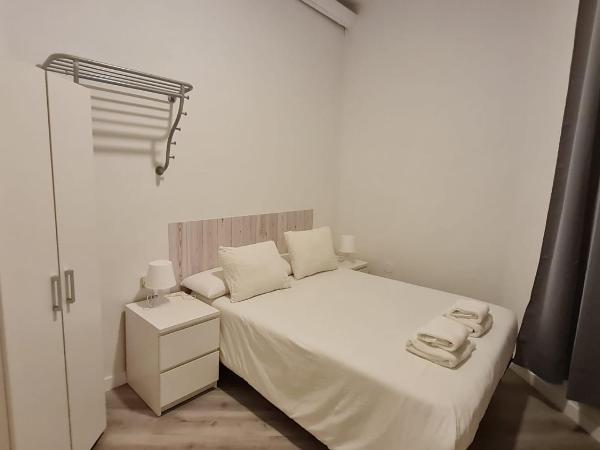 Hostal Eixample : photo 1 de la chambre chambre double Économique/basique intérieure avec salle de bains privative