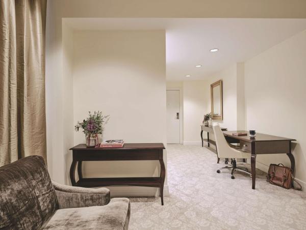 Rendezvous Hotel Melbourne : photo 3 de la chambre suite lit king-size fuller avec 2 cocktails en soirée