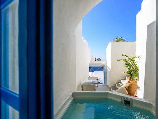 Pantelia Suites : photo 7 de la chambre suite junior avec bain à remous - vue sur caldeira