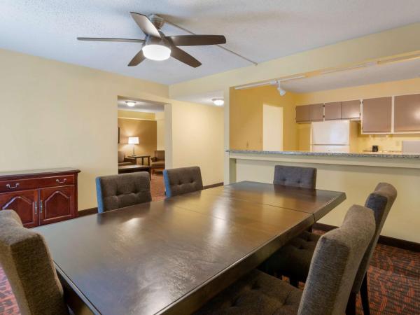 Best Western Louisville East Inn & Suites : photo 4 de la chambre suite lit king-size avec cuisine - non-fumeurs