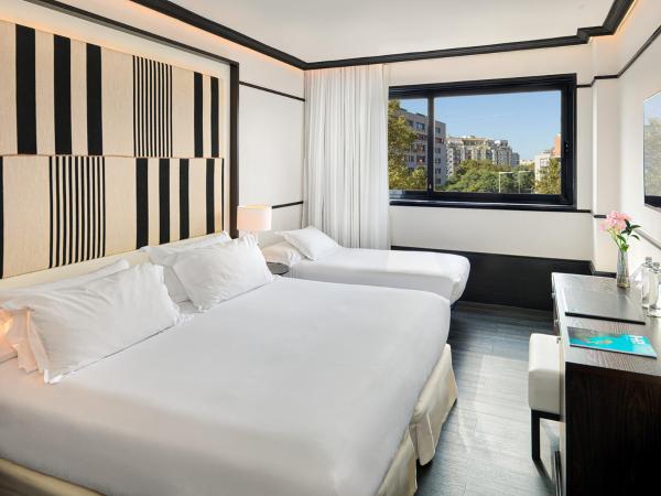 H10 Marina Barcelona : photo 1 de la chambre chambre double avec lit d'appoint