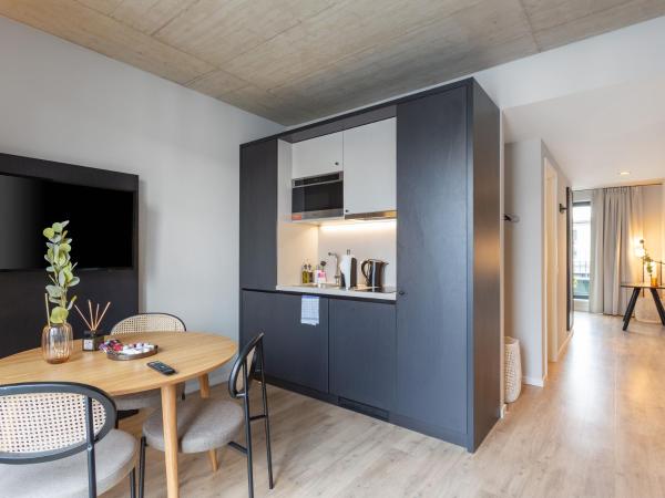 limehome Düsseldorf Stresemannstraße - Digital Access : photo 9 de la chambre suite confort avec canapé-lit et balcon