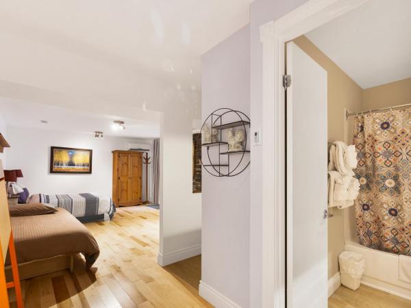 Chateau Des Tourelles : photo 2 de la chambre ce studio comprend une cuisine.