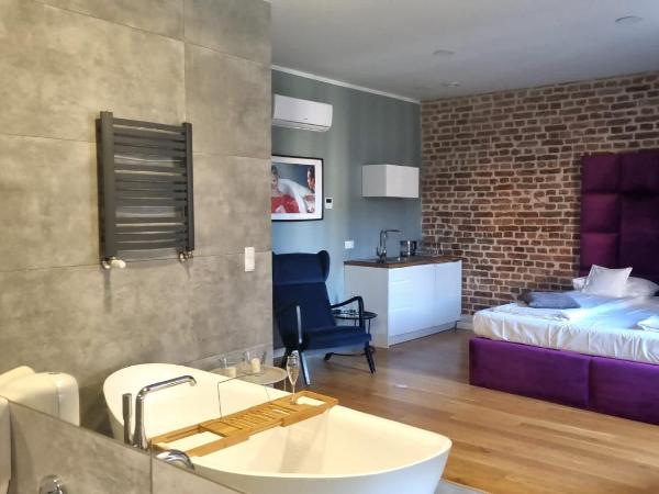 Cinema Apartments : photo 1 de la chambre studio avec salle de bains