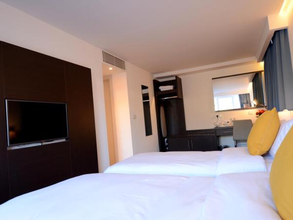 Pelican London Hotel and Residence : photo 1 de la chambre chambre familiale avec salle de bains