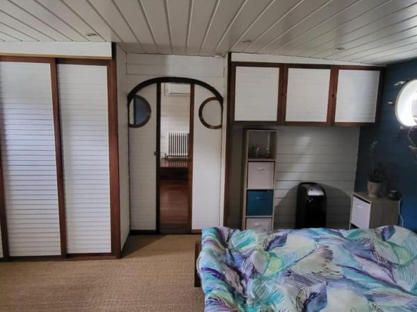 Appartement dans Péniche atypique et idyllique à Confluence : photo 1 de la chambre appartement - vue sur lac