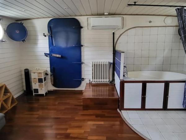 Appartement dans Péniche atypique et idyllique à Confluence : photo 4 de la chambre appartement - vue sur lac