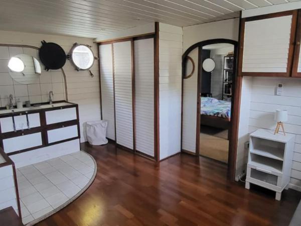 Appartement dans Péniche atypique et idyllique à Confluence : photo 5 de la chambre appartement - vue sur lac