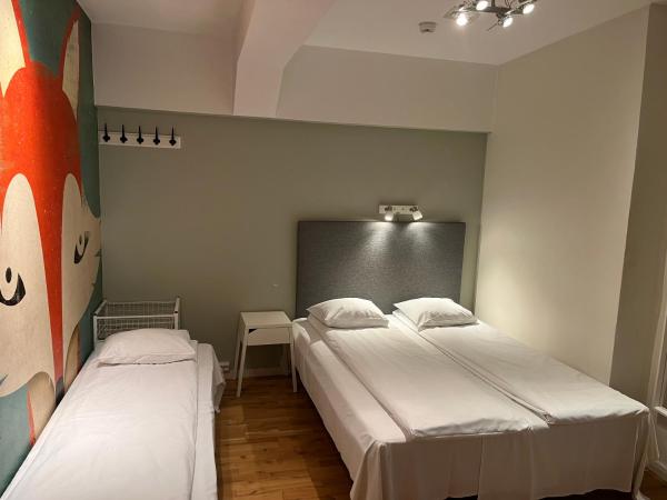 City Hostel Bergen : photo 3 de la chambre chambre triple avec salle de bains