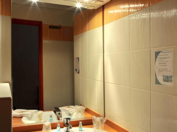 urban by balladins Perpignan : photo 4 de la chambre chambre triple avec 1 lit double et 1 lit simple