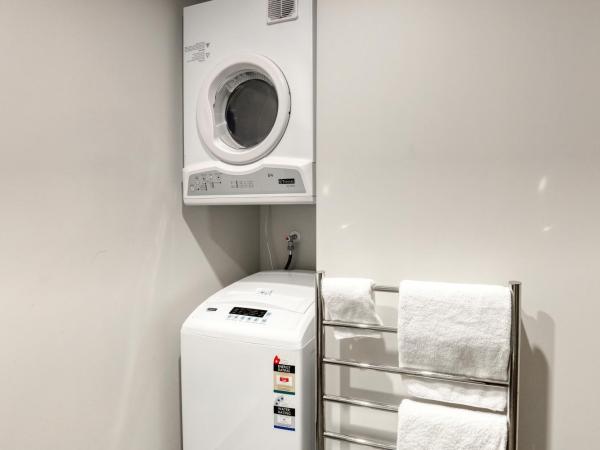 Ramada Suites by Wyndham Queenstown Remarkables Park : photo 7 de la chambre studio lit king-size avec kitchenette