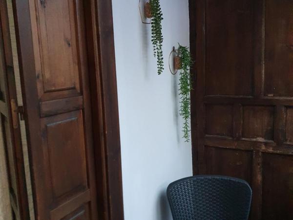 Hostal Puerta Carmona : photo 10 de la chambre chambre double avec balcon