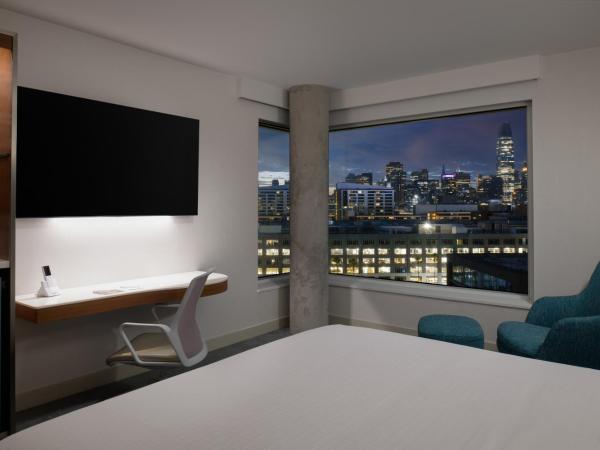 LUMA Hotel San Francisco - #1 Hottest New Hotel in the US 2023 : photo 3 de la chambre hébergement lit king-size d'angle premier