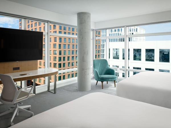LUMA Hotel San Francisco - #1 Hottest New Hotel in the US 2023 : photo 4 de la chambre hébergement d'angle premier avec 2 lits king-size