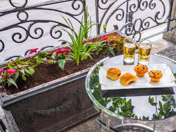 Hotel de Paris Montreal : photo 6 de la chambre chambre lit king-size de luxe