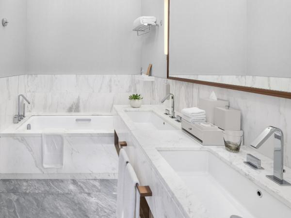 Address Grand Creek Harbour : photo 4 de la chambre chambre premier avec balcon privé - vue sur crique