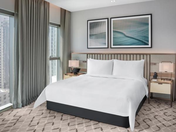 Address Grand Creek Harbour : photo 2 de la chambre suite exécutive avec vue sur ville et accès au salon club - goûter, boissons et canapés en soirée, rafraîchissements toute la journée, lit king size