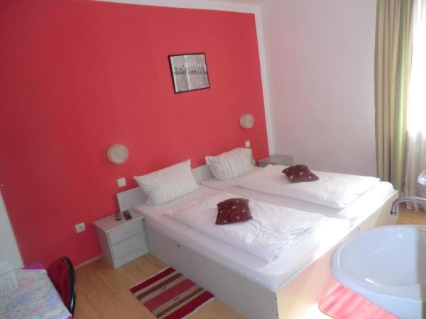 Hotel Pension Haydn : photo 7 de la chambre chambre double - salle de bains commune