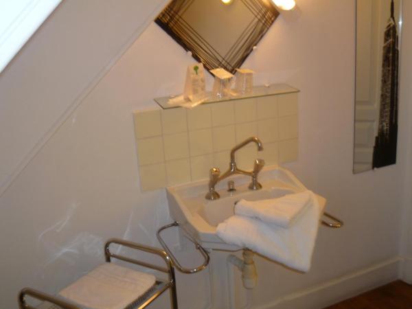 Hôtel Beauséjour : photo 3 de la chambre chambre double avec salle de bains et toilettes communes
