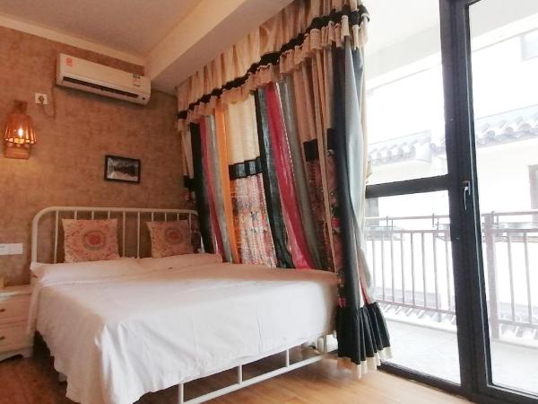 Hangzhou Citynest Music B&B 杭州栖息地音乐桌游民宿 : photo 2 de la chambre chambre lits jumeaux avec balcon