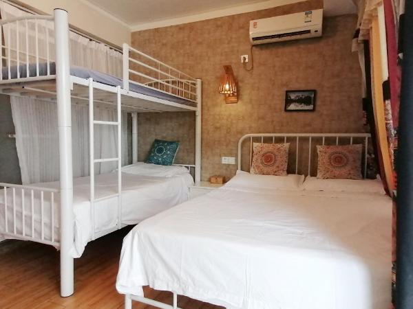 Hangzhou Citynest Music B&B 杭州栖息地音乐桌游民宿 : photo 9 de la chambre chambre lits jumeaux avec balcon