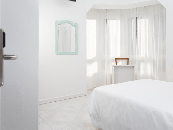 Hostal Costa Coruña : photo 3 de la chambre chambre double avec salle de bains privative