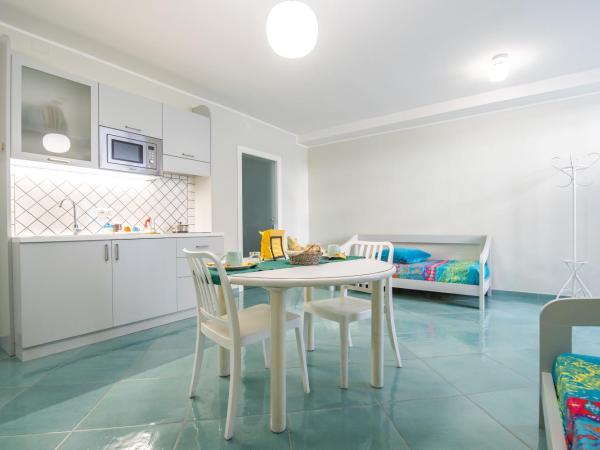 Il Papavero Residence Arbostella : photo 3 de la chambre chambre quadruple - vue sur jardin