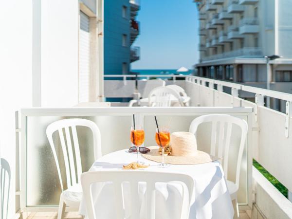 Hotel Pigalle : photo 8 de la chambre chambre double standard avec terrasse - vue partielle sur mer