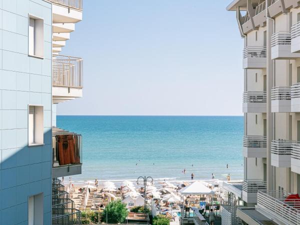 Hotel Pigalle : photo 6 de la chambre chambre double ou lits jumeaux supérieure avec vue partielle sur la mer