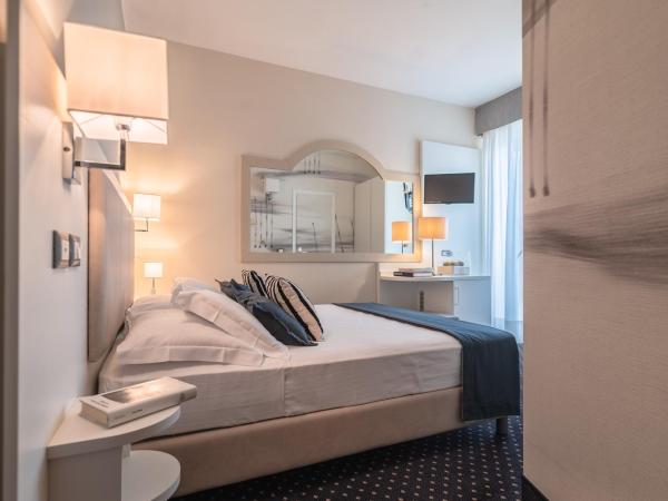 Hotel Anthony : photo 1 de la chambre chambre double ou lits jumeaux classique avec balcon - vue latérale sur mer