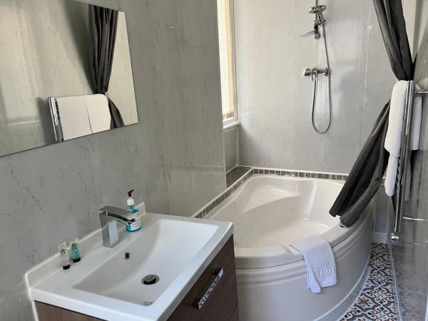 Cheers Hotel : photo 1 de la chambre chambre triple avec baignoire