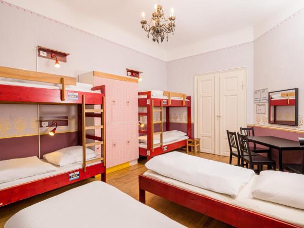 Hostel Mondpalast : photo 10 de la chambre lit dans dortoir mixte de 6 lits