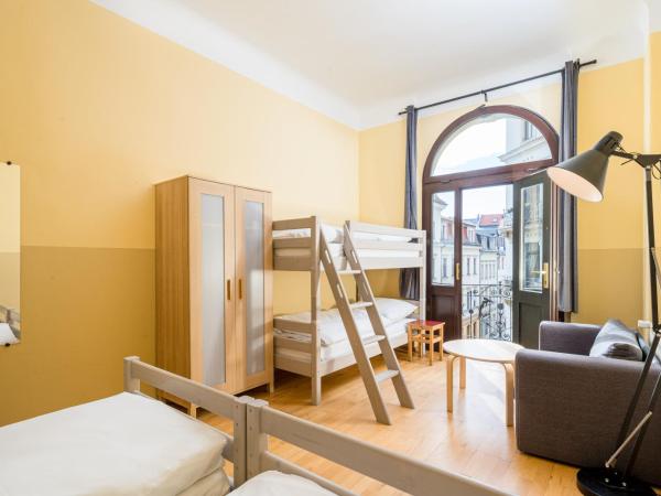 Hostel Mondpalast : photo 8 de la chambre chambre triple avec salle de bains commune