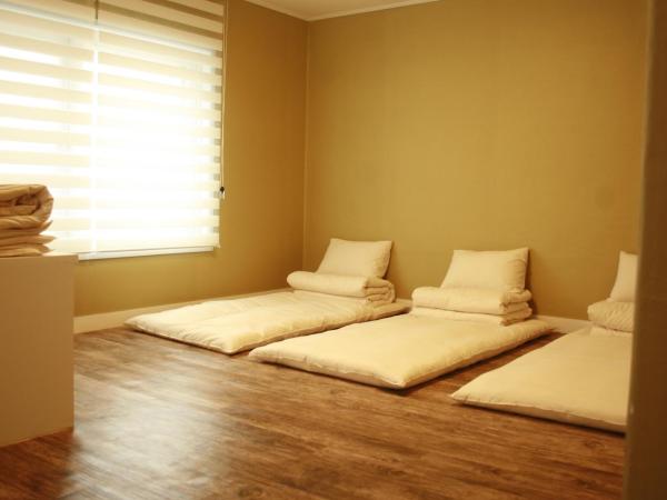 Crib 49 Guesthouse - Foreigner only : photo 1 de la chambre chambre triple