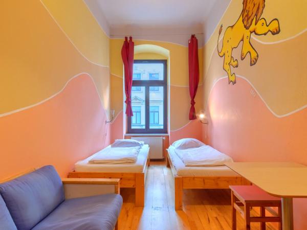 Hostel Mondpalast : photo 2 de la chambre chambre lits jumeaux avec salle de bains commune